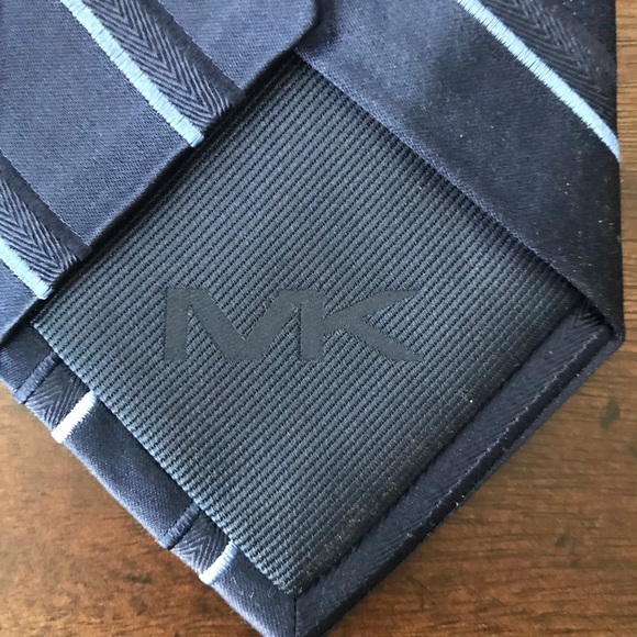 JUST IN 100% Silk Michael Kors Tie - Picture 4 of 5